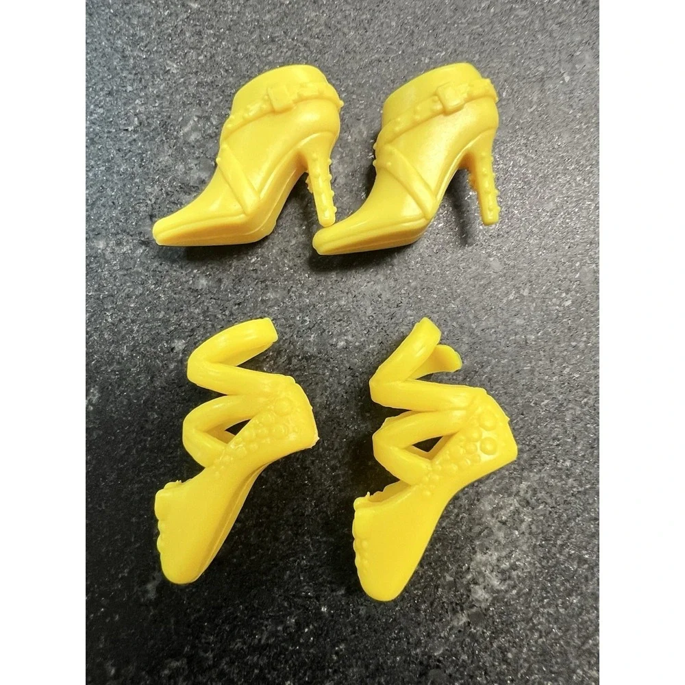 Lot of 19 Pairs Fashion Doll Shoes – Barbie / Bratz Style Accessories‎